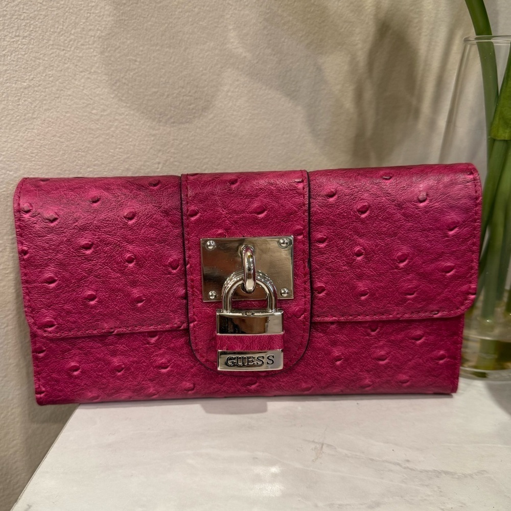 🔥NWOT GUESS Pink Clutch Wallet 🔥